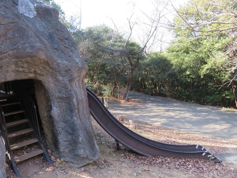 岩屋緑地公園のアスレチックの滑り台